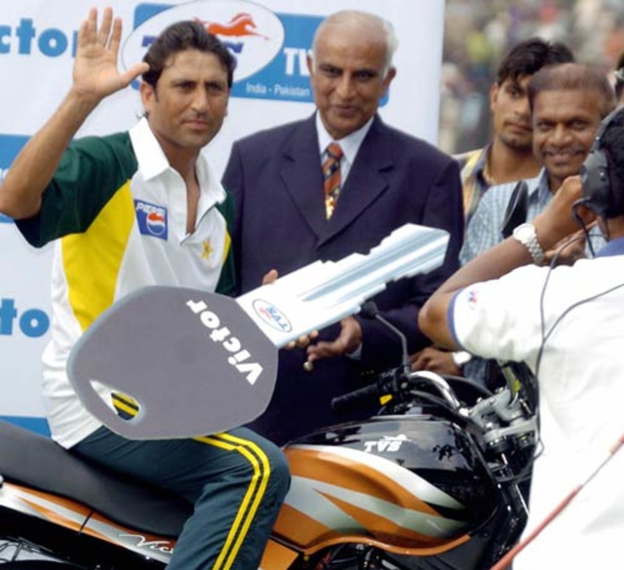 Younis Khan bagged the Man of the Match award for his 351 runs. He spent 25 hours in the field and took vital catches too, India v Pakistan, 3rd Test, Bangalore, 5th day, March 28, 2005