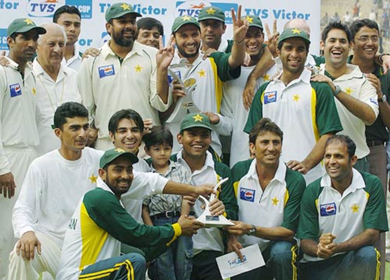 Pakistan team pose with the TVS trophy after levelling series 1-1, India v Pakistan, 3rd Test, Bangalore, 5th day, March 28, 2005