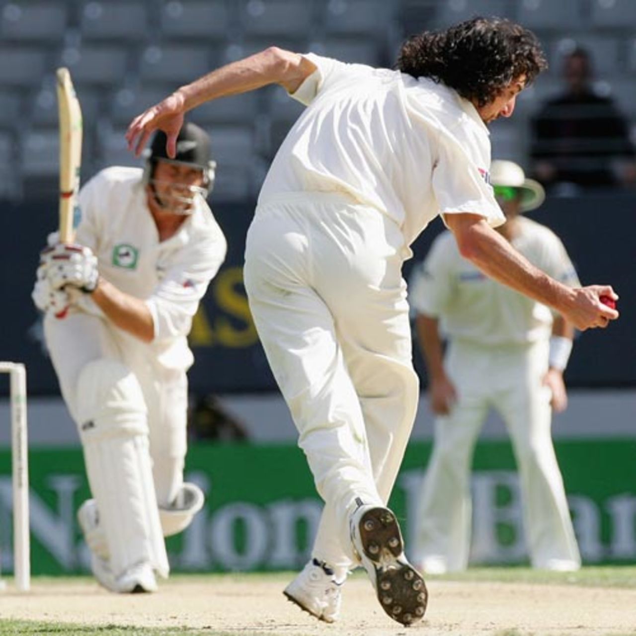 Jason Gillespie takes an incredible catch to bring to an end a miserable series for Stephen Fleming, New Zealand v Australia, 3rd Test, Auckland, 4th day, March 29, 2005
