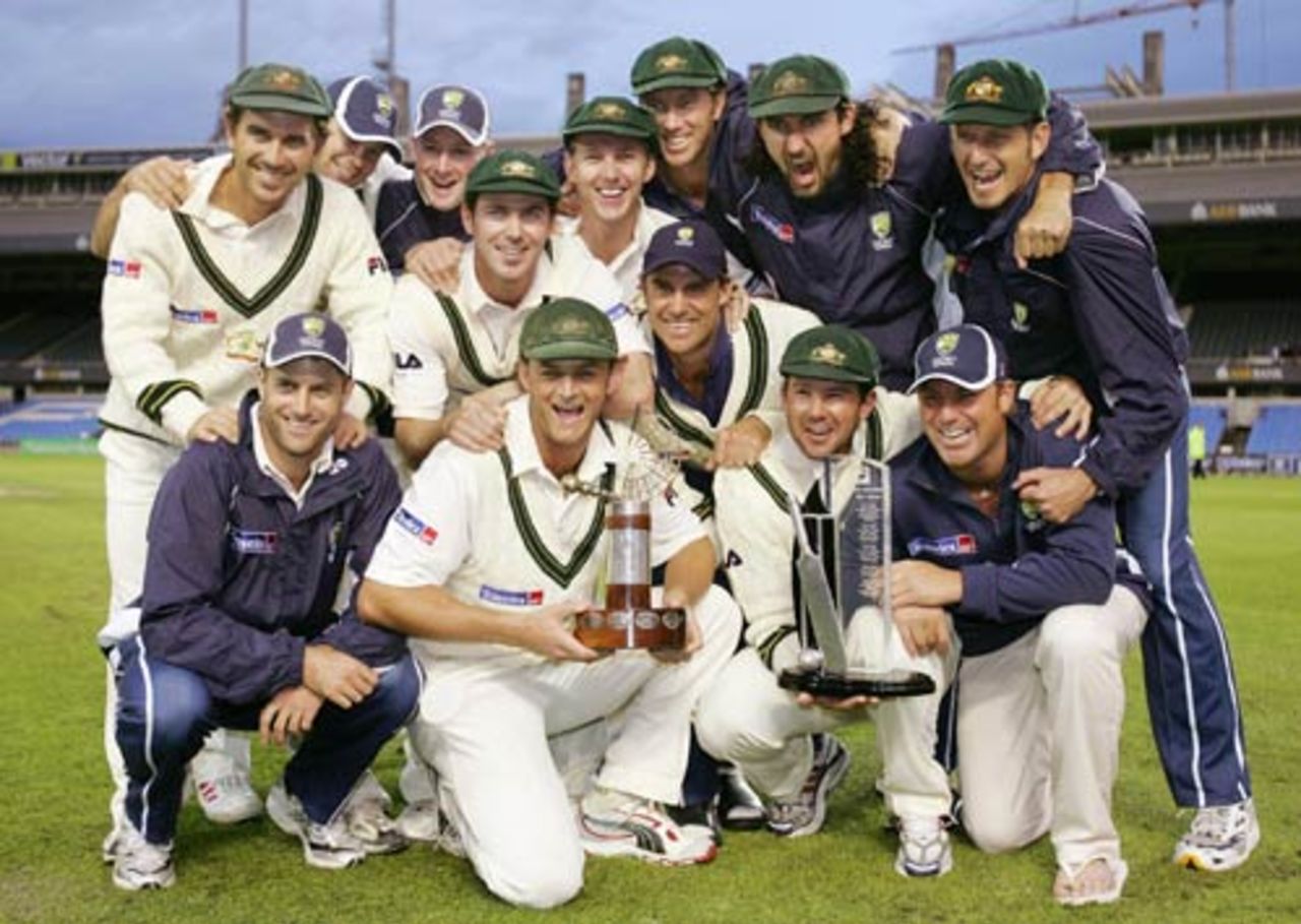 The Australian team celebrates its 2-0 series win, New Zealand v Australia, 3rd Test, Auckland, 4th day, March 29, 2005