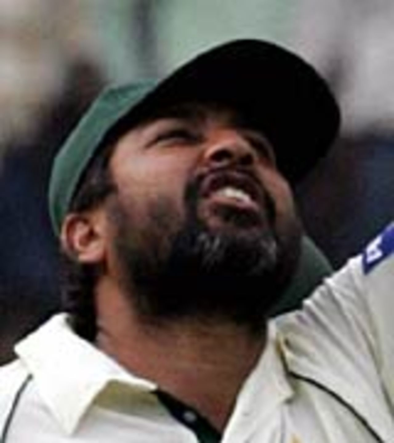 Inzamam-ul-Haq feels the strain, India v Pakistan, 3rd Test, Bangalore, 5th day, March 28, 2005