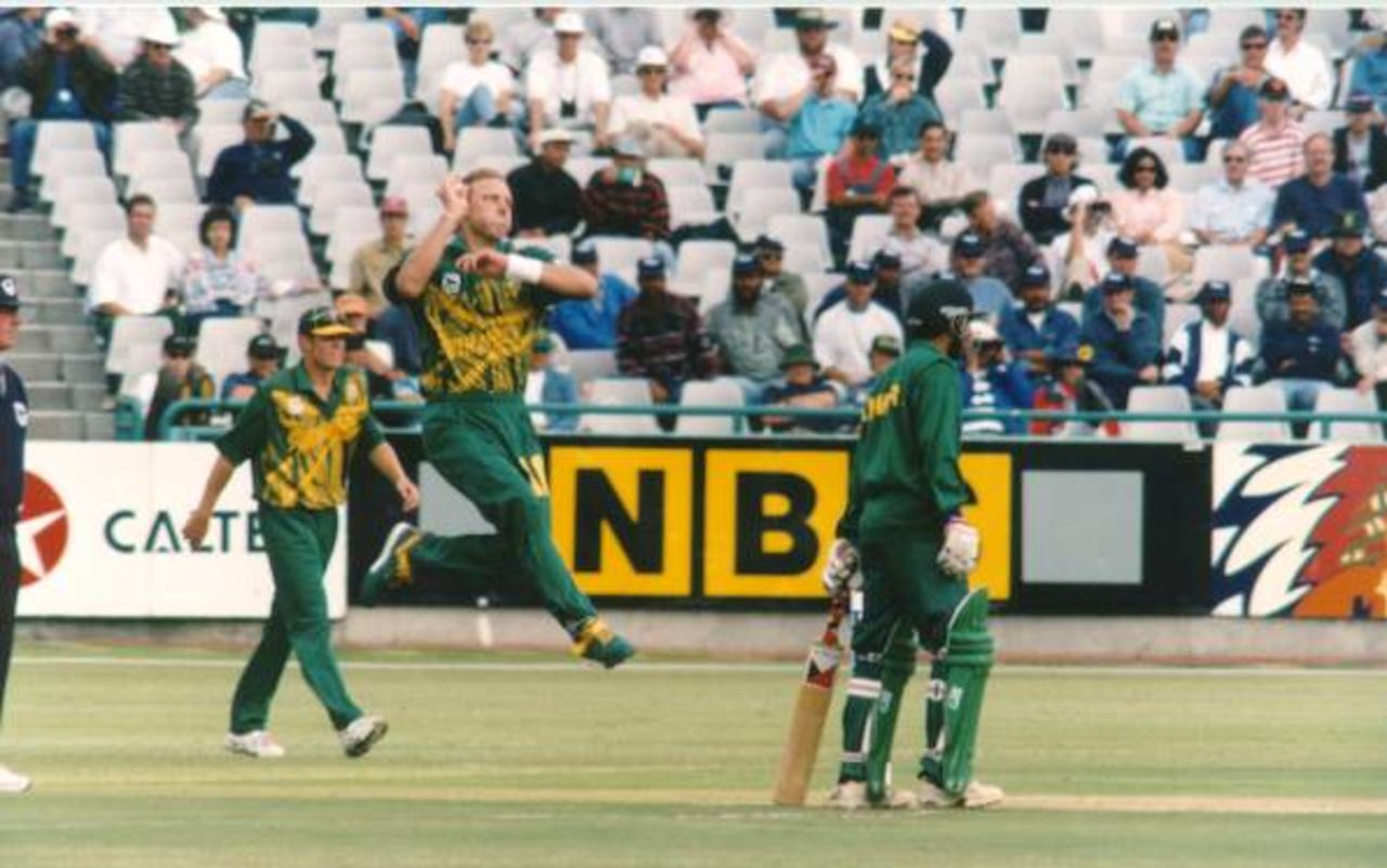 Allan Donald in action. Standard Bank Final South Africa v Pakistan at Newlands, 23 April 1998
