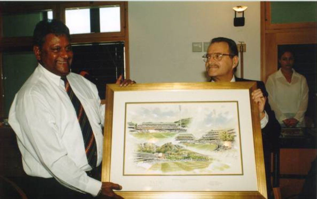 WPCA Vice-President presents outgoing UCB President Krish Mackerdhuj with a painting of Newlands. Standard Bank Triangular series final South Africa v Pakistan at Newlands 23 April 1998