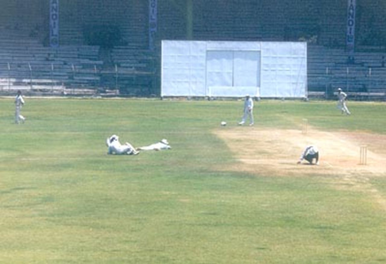Bees attack - Players and umpires dive for cover, Ranji Trophy 1999/00, 2nd Quarter-Final, Tamil Nadu v Punjab (Day 5), MA Chidambaram Stadium, Chepauk, Chennai, 30 Mar - 03 Apr 2000.