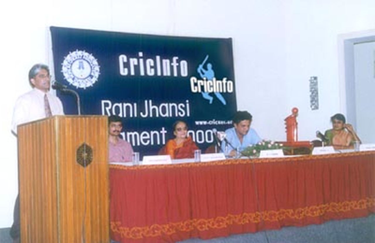 Murari Venkataraman, CEO CricInfo (India), addresses the press conference, 01 April 2000, at Connemara Hotel Chennai.