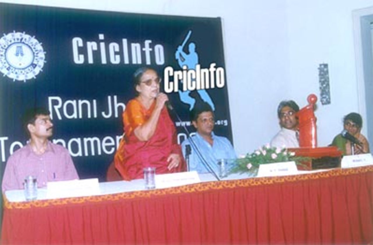 Shilu Rangananthan, President TNWCA, speaks at the press meet, Connemara Hotel Chennai, 1st April 2000