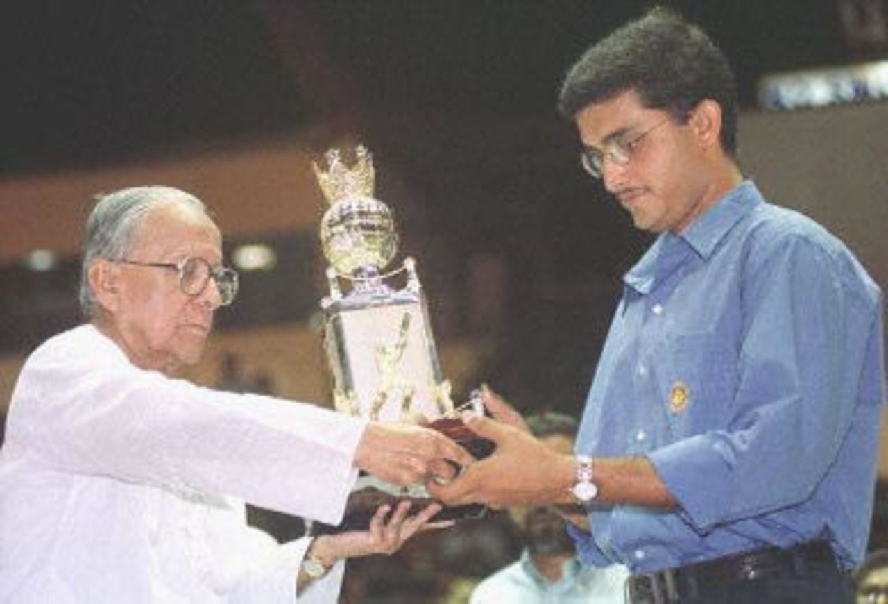 Jyoti Basu (L), chief minister of the West Bengal state government, hands over a momento to Sourav Ganguly, captain of the Indian cricket team, at a reception programme in Calcutta, 03 April 2000. The state government of West Bengal has congratulated Sourav Ganguly for his successful career and for becoming the team's captain. Thousands of fans watched attended the event at the Netaji Indoor Stadium.