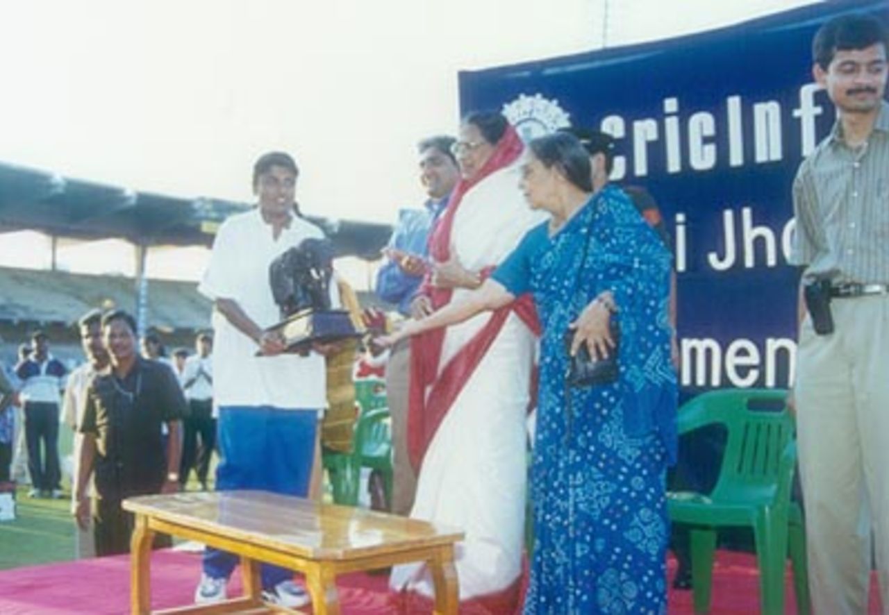 A souvenier being presented to Sudha Shah for her support in organising the tournament, Rani of Jhansi Women's (Inter-zonal) Tournament 1999/00, Air India Women v Railways Women, MA Chidambaram Stadium, Chepauk Chennai, 8 April 2000