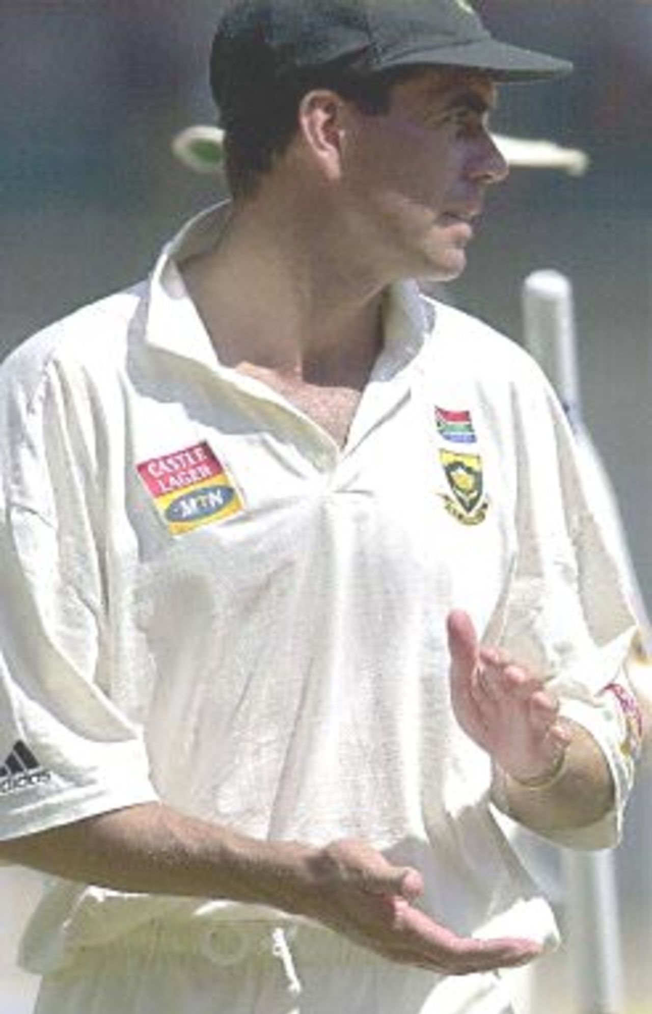 (FILES) Picture dated 06 March 2000 shows South African skipper Hansie Cronje applauding as he leaves the pitch after South Africa beat India in the second test by an inning and 71 runs to take the Pepsi series 2-0 and end India's 13 year unbeaten home record. Cronje said it was one of the best performances by a South African team since the country returned to the international fold in 91/92. New Delhi police have registered charges against skipper Gronje and other members of his team for match fixing during the recent one-day series with India, a highly placed police source said 07 April 2000.