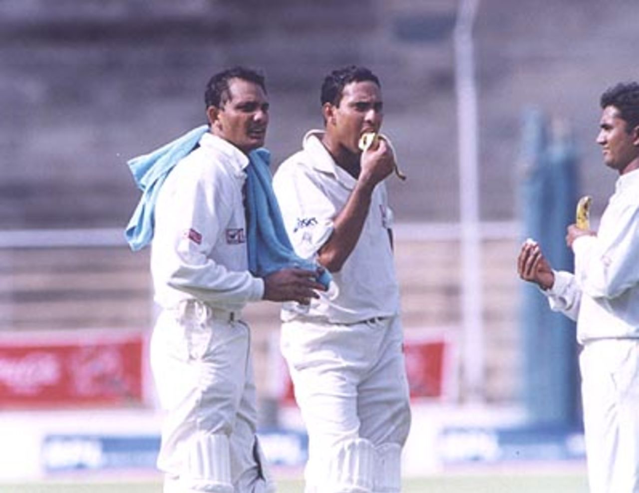 Azharuddin & Laxman refresh during drinks break, Karnataka v Hyderabad Ranji Trophy Semi Final (Day 1), M Chinnaswamy Stadium Bangalore, 11-15 Apr 2000.