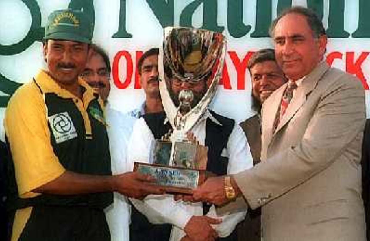 Saleem Malik with the NBP Cup, Lahore. 13 Apr 2000.