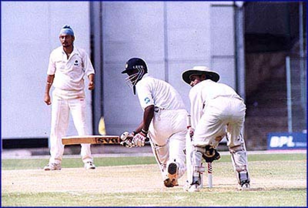 Ganesh sweeps Kanwaljeet Singh, Karnataka v Hyderabad Ranji Trophy Semi Final (Day 4), M Chinnaswamy Stadium Bangalore, 11-15 Apr 2000