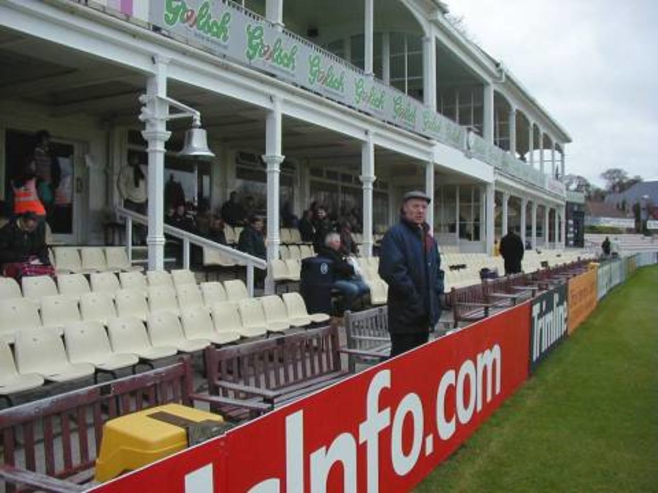 Spectators brave the wintry conditions waiting for play (Ha v Mx, B&H) 15 April 2000