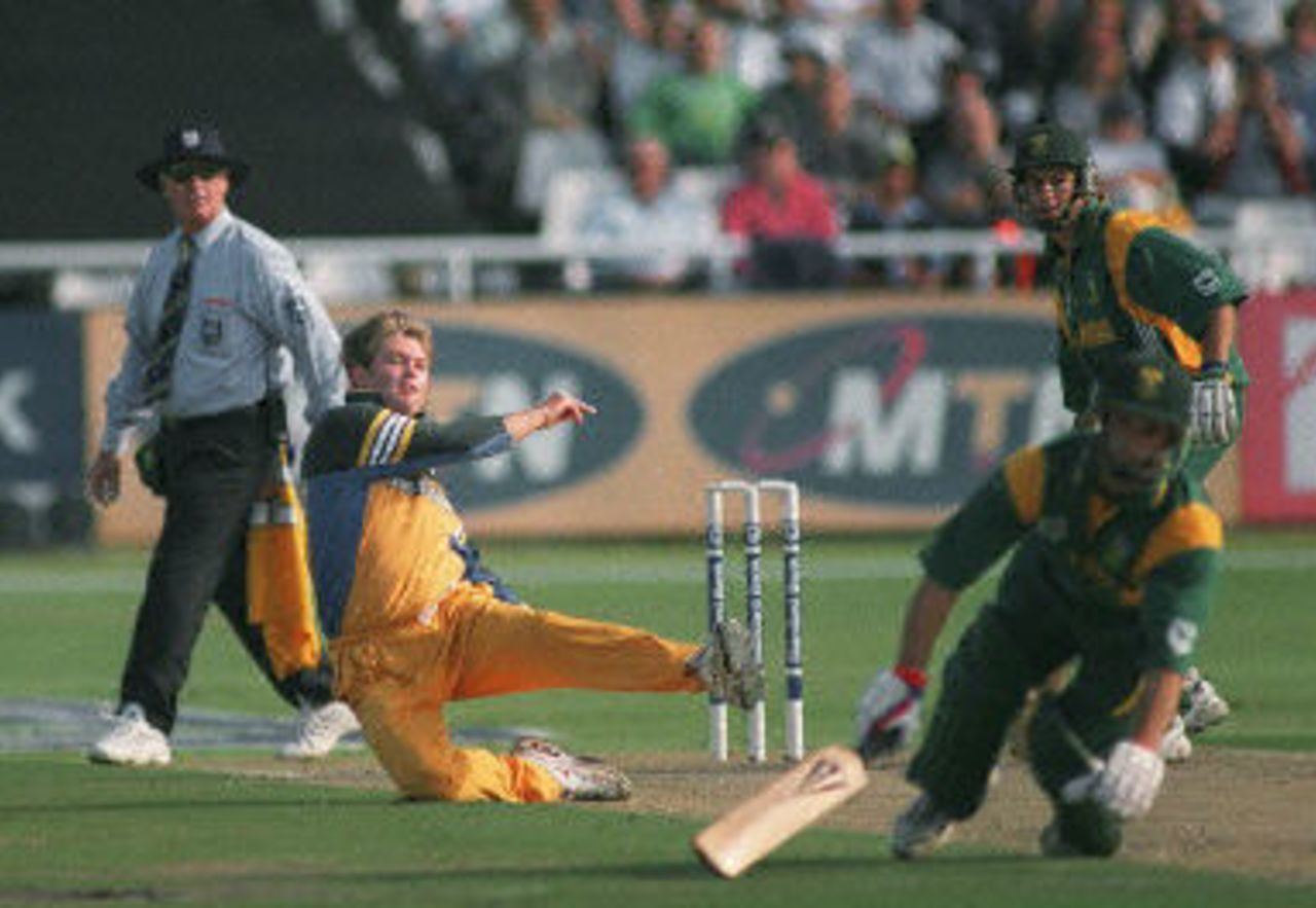 Australian cricketer Ian Harvey (L) makes an unsuccessful attempt to run out South African batsman Gary Kirsten (foreground)as his team-mate Neil McKenzie looks on during the limited overs international played at Newlands in Cape Town 14 April 2000. The match is the second of three one day internationals being played in South Africa.