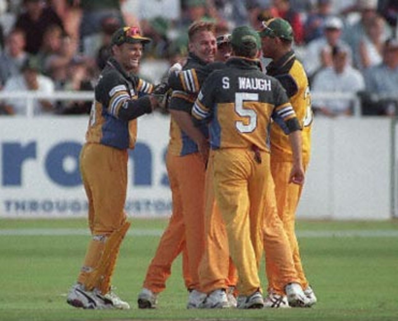 The visiting Australian cricketers congratulate Shane Warne and Shane Lee (2nd-L) for taking the wicket of South African batsman Gary Kirsten for a total of 34 runs during the limited overs international played at Newlands in Cape Town 14 April 2000. The match is the second of three one day internationals being played in South Africa.
