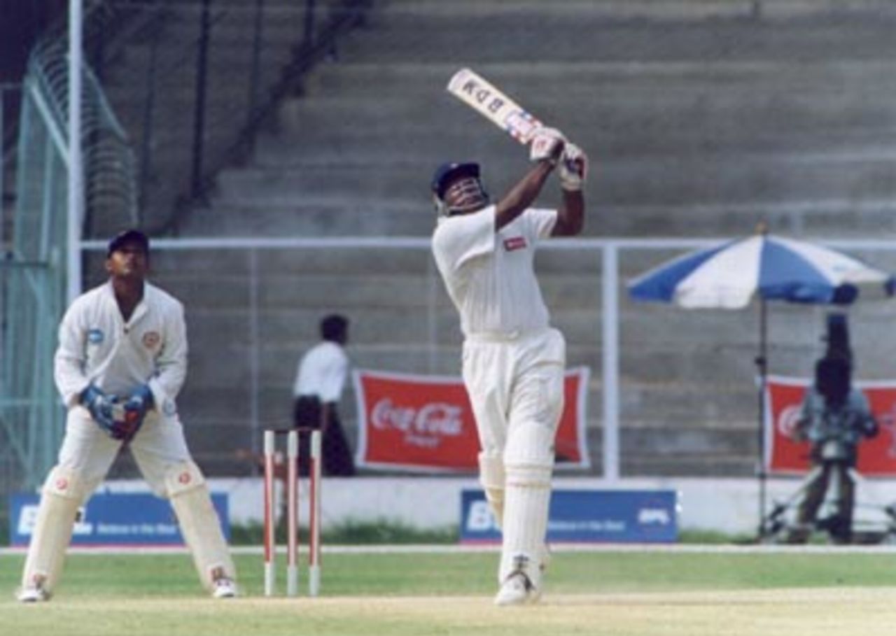Vanka Pratap lofts high in vain as KN Ramesh (sub) takes the catch of a vijay both not in picture, Karnataka v Hyderabad Ranji Trophy Semi Final (Day 5), M Chinnaswamy Stadium 11-15 Apr 2000