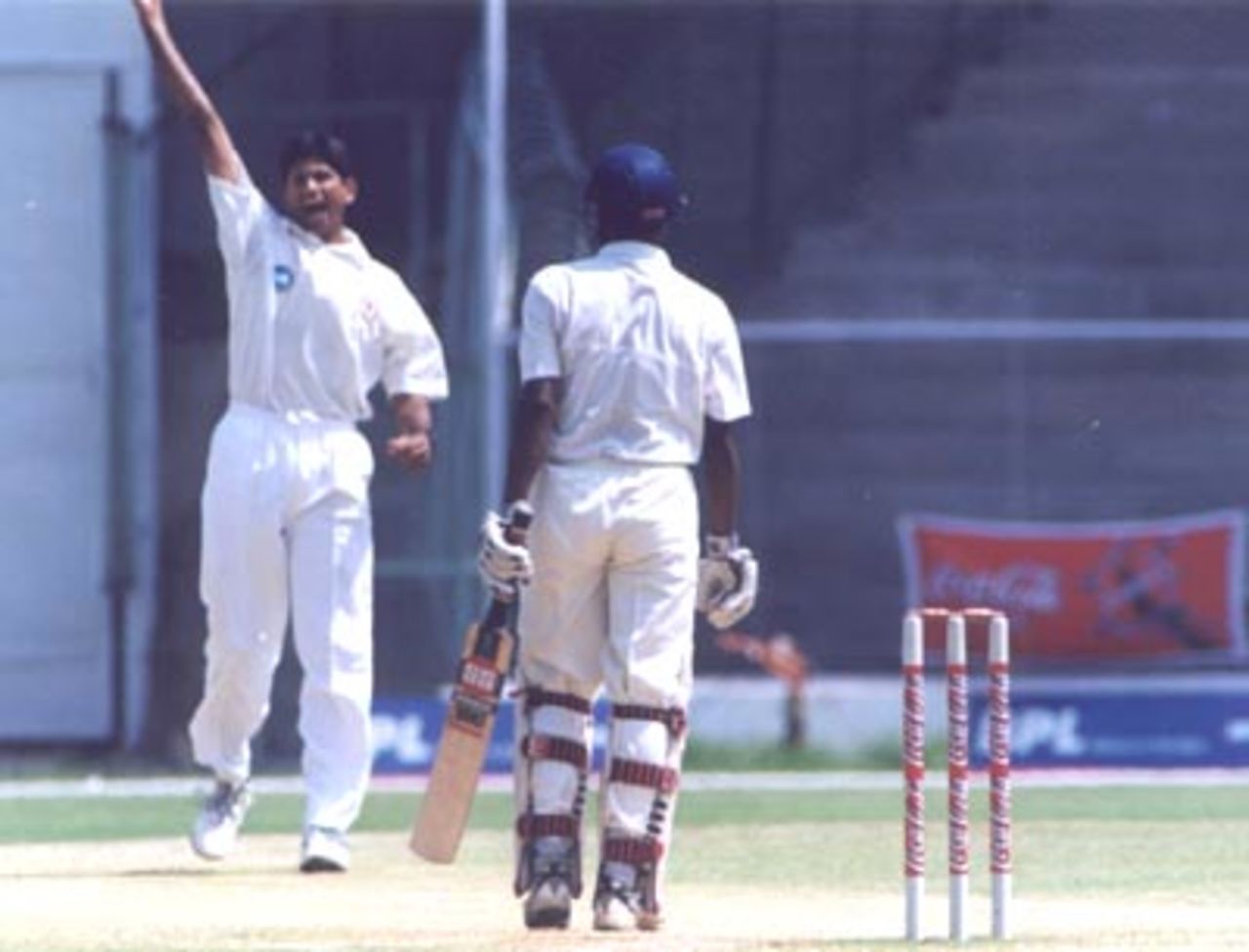 Nandakishore trapped in front of wicket by BKV Prasad, Karnataka v Hyderabad Ranji Trophy Semi Final (Day 5), M Chinnaswamy Stadium 11-15 Apr 2000