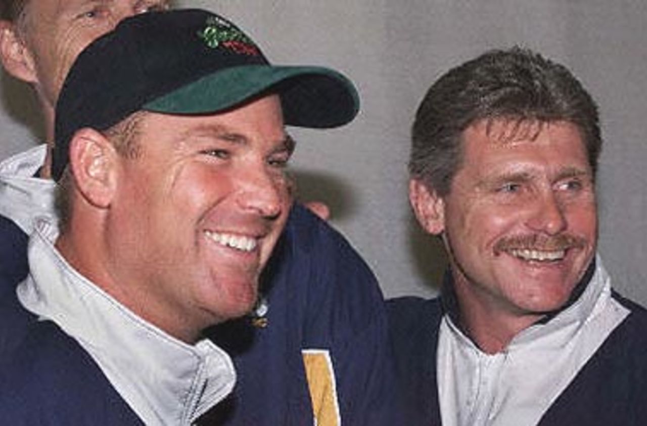 Australia's Shane Warne (L) and team captain Robin Smith (R) pose 18 April 2000 at the Hampshire's County Ground in Southampton. Warne signed for Hampshire Cricket Club and makes his debut against Essex in the English County Championship.
