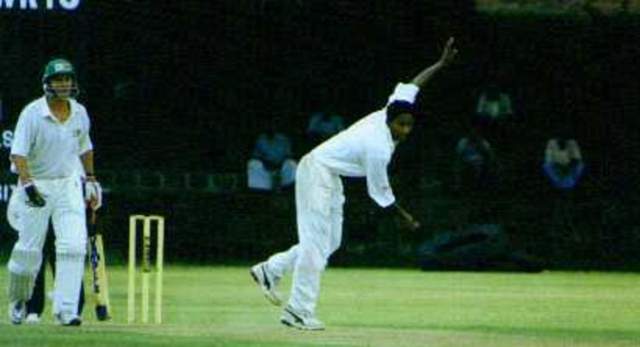 Weeraratne bowls; Zimbabwe 'A' in Sri Lanka, 1999/00, 1st Test, Sri Lanka 'A' v Zimbabwe 'A', Welagedara Stadium, Kurunegala, 24-27 April 2000