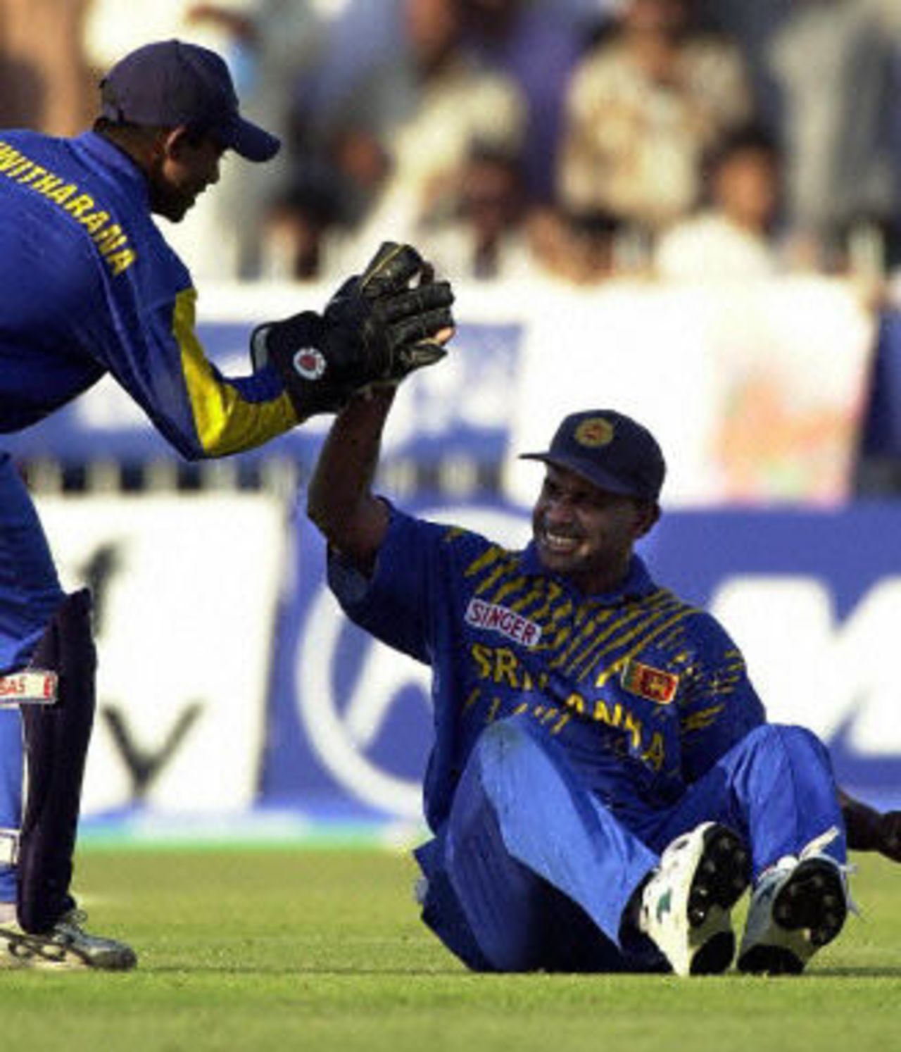 Kaluwitharana greets Jayasuriya on catching Inzamam-ul-Haq, ODI 4 at Sharjah, Pakistan v Sri Lanka, 13 April 2001