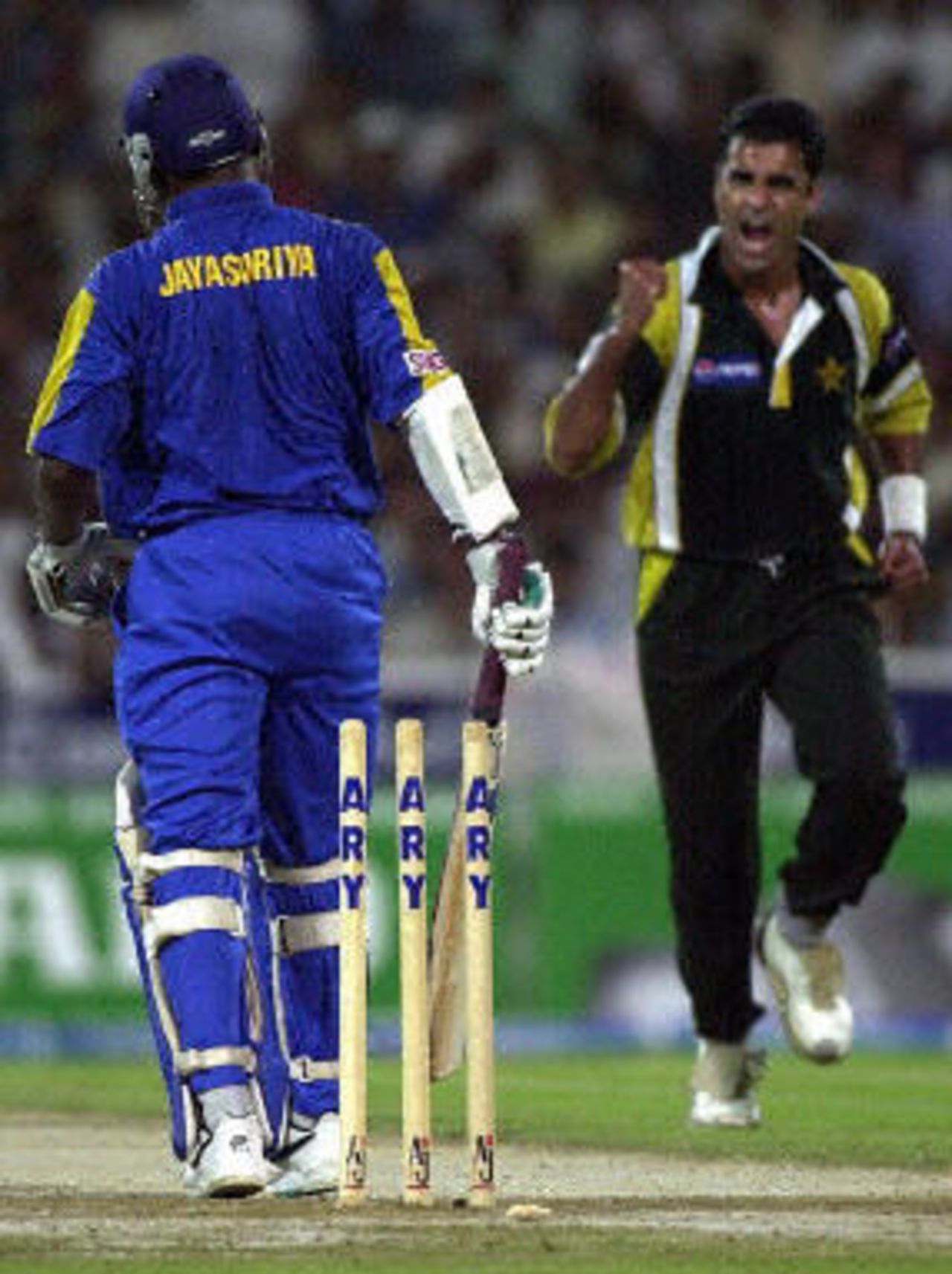 Waqar Younis jubilates after clean bowling Sanath Jayasuriya, ODI 4 at Sharjah, Pakistan v Sri Lanka, 13 April 2001