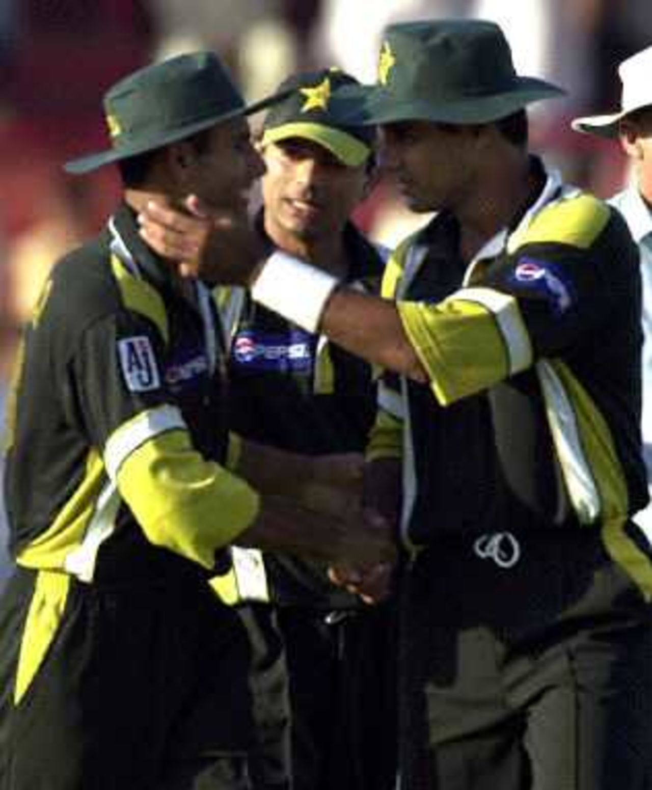 Waqar Younis congratulates Abdur Razzaq and Saqlain Mushtaq who played vital roles in New Zealand's early dismissal, ODI5 at Sharjah, New Zealand v Pakistan, 15 April 2001
