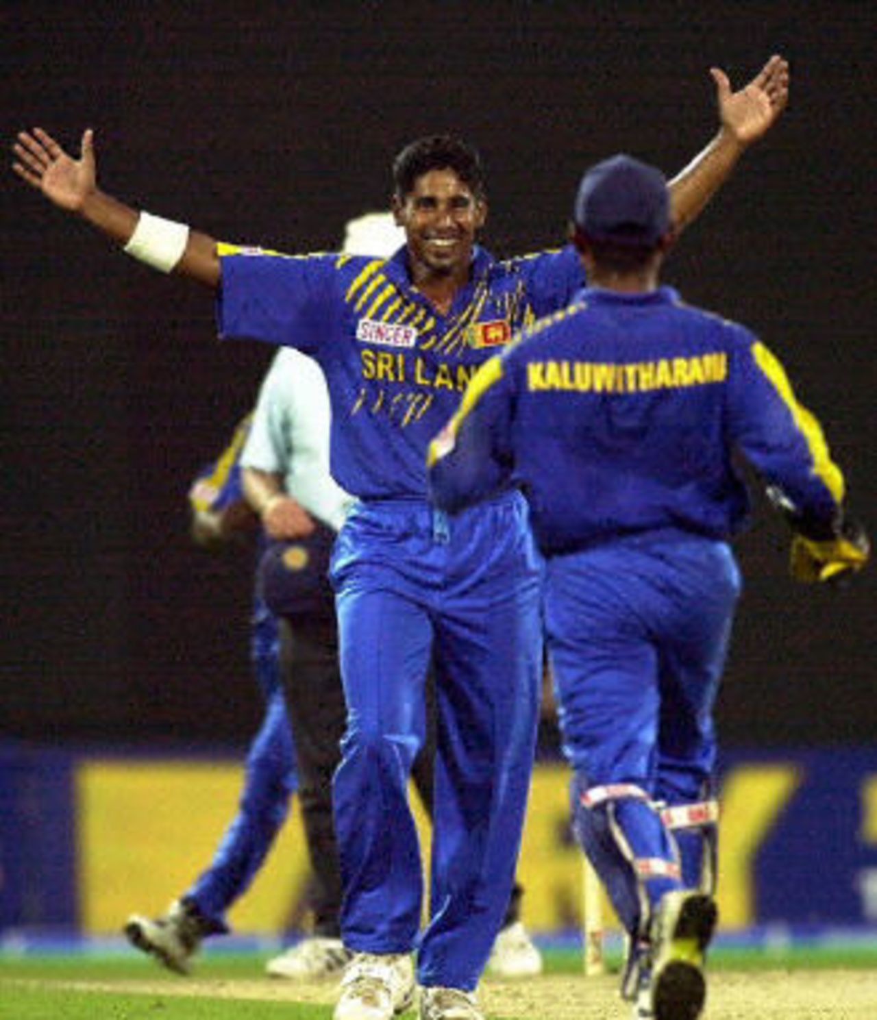 Chaminda Vaas celebrates the wicket of Inzamam-ul-Haq with Romesh Kaluwitharana, Final at Sharjah, Pakistan v Sri Lanka, 20 April 2001