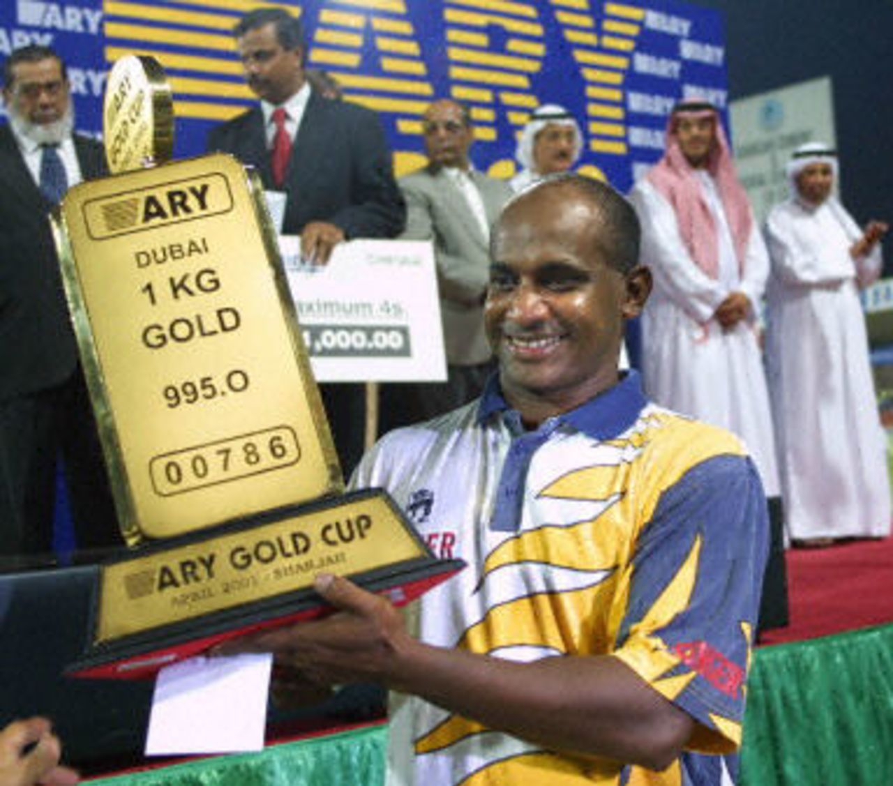 Sanath Jayasuriya receiving the ARY Gold Cup, Final at Sharjah, Pakistan v Sri Lanka, 20 April 2001