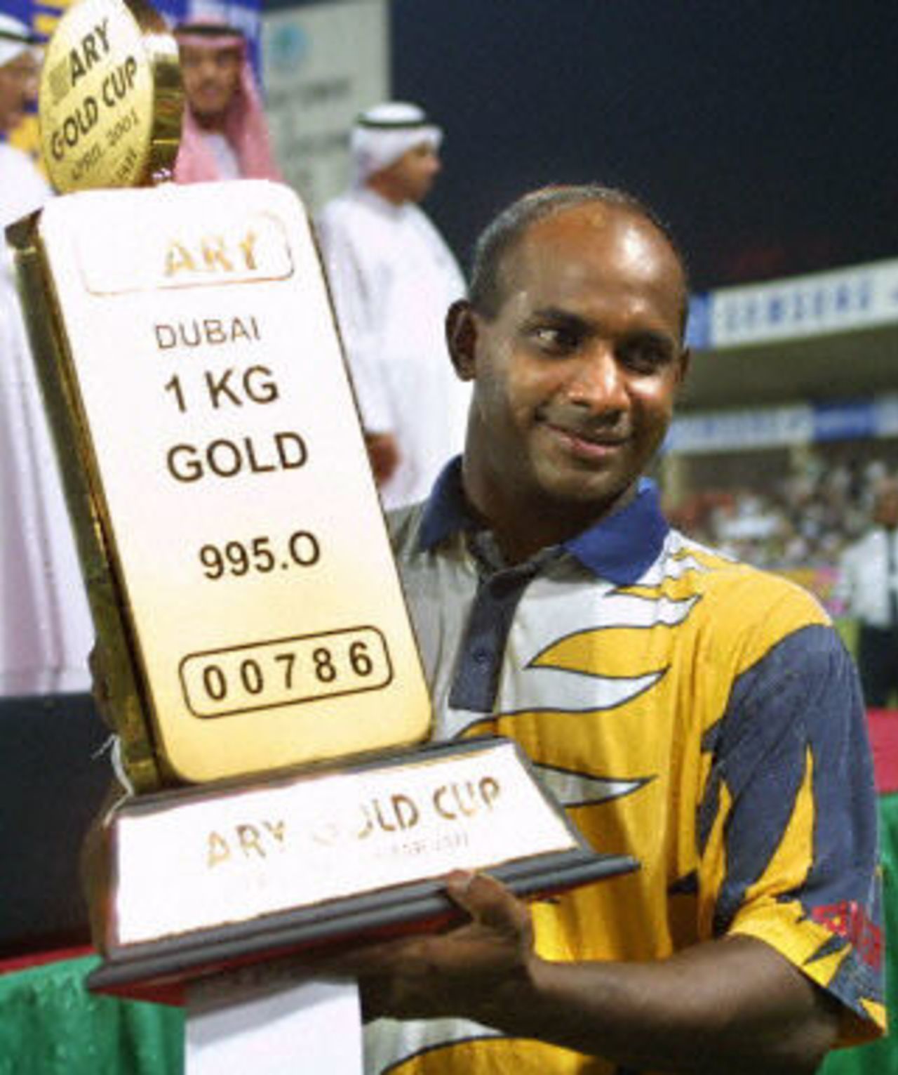 Sanath Jayasuriya holds up the ARY Gold Cup, Final at Sharjah, Pakistan v Sri Lanka, 20 April 2001
