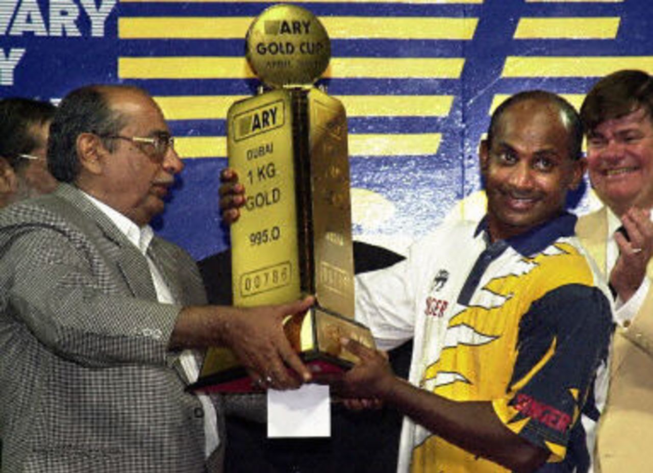 Chairman of tourney sponsors hands over the ARY Gold Cup to Sanath Jayasuriya, Final at Sharjah, Pakistan v Sri Lanka, 20 April 2001