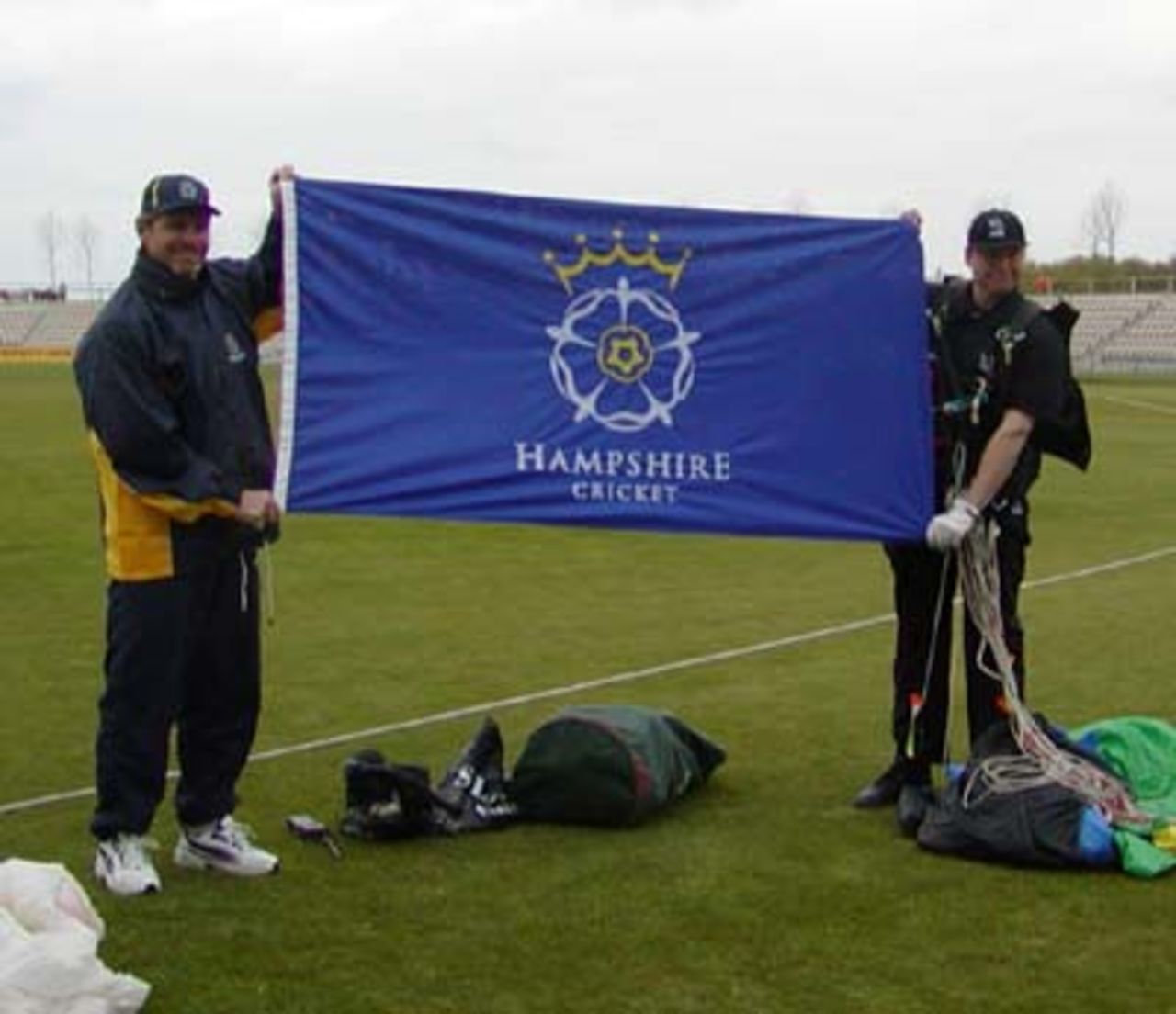 Robin Smith proudly receives the Hampshire flag