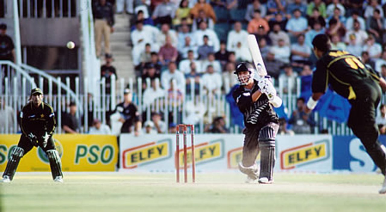Andre Adams drives Waqar Younis - 2nd ODI at Rawalpindi, New Zealand v Pakistan, 24 Apr 2002