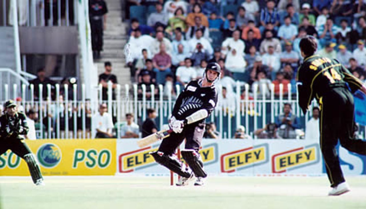 Matt Horne avoiding a Shoaib Akhtar bouncer - 2nd ODI at Rawalpindi, New Zealand v Pakistan, 24 Apr 2002