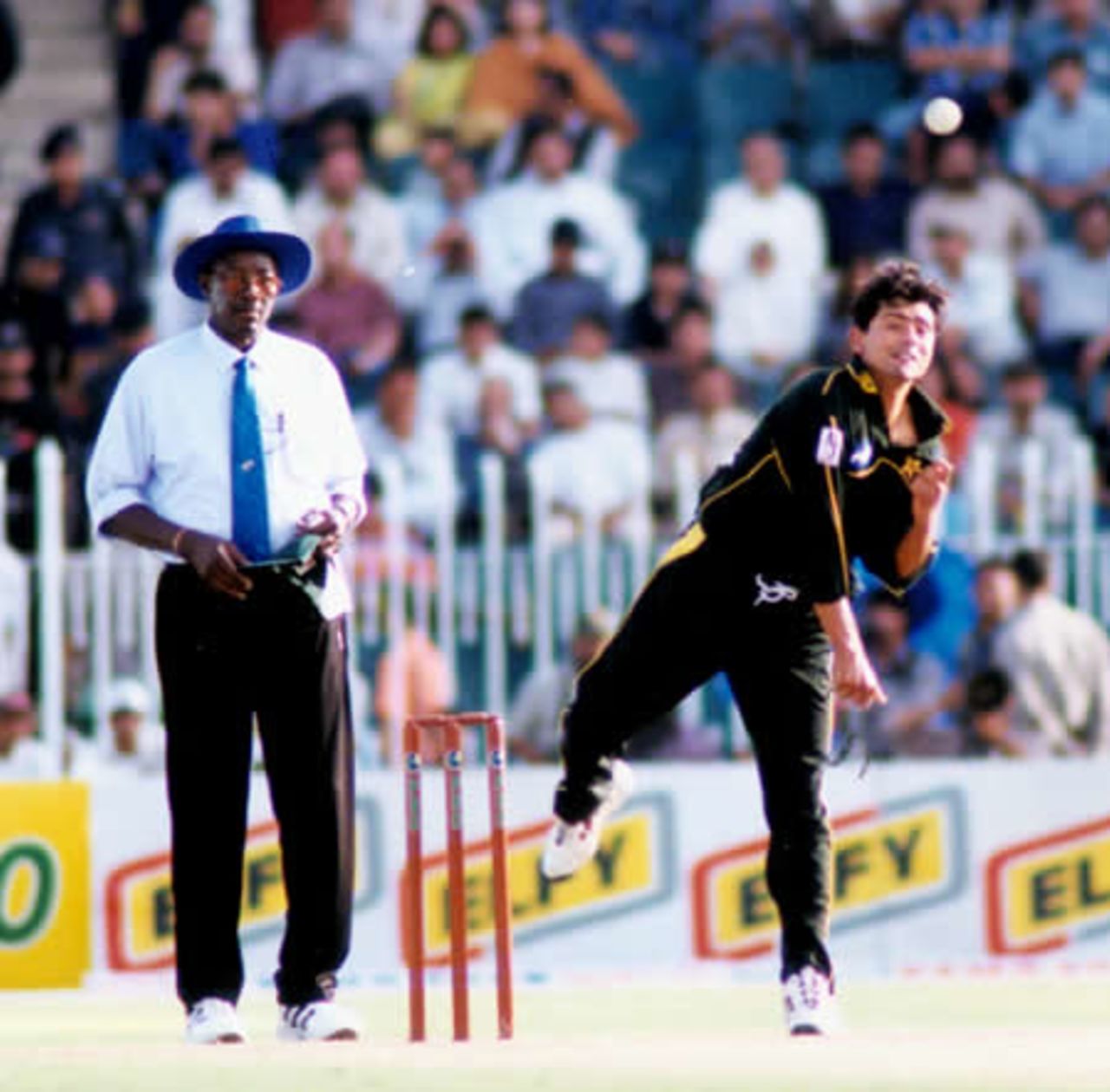 Saqlain Mushtaq bowls watched by umpire Steve Bucknor - 2nd ODI at Rawalpindi, New Zealand v Pakistan, 24 Apr 2002
