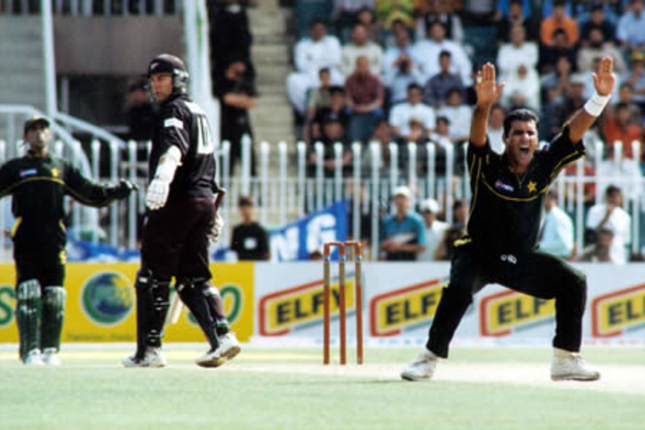 Waqar Younis appeals - 2nd ODI at Rawalpindi, New Zealand v Pakistan, 24 Apr 2002