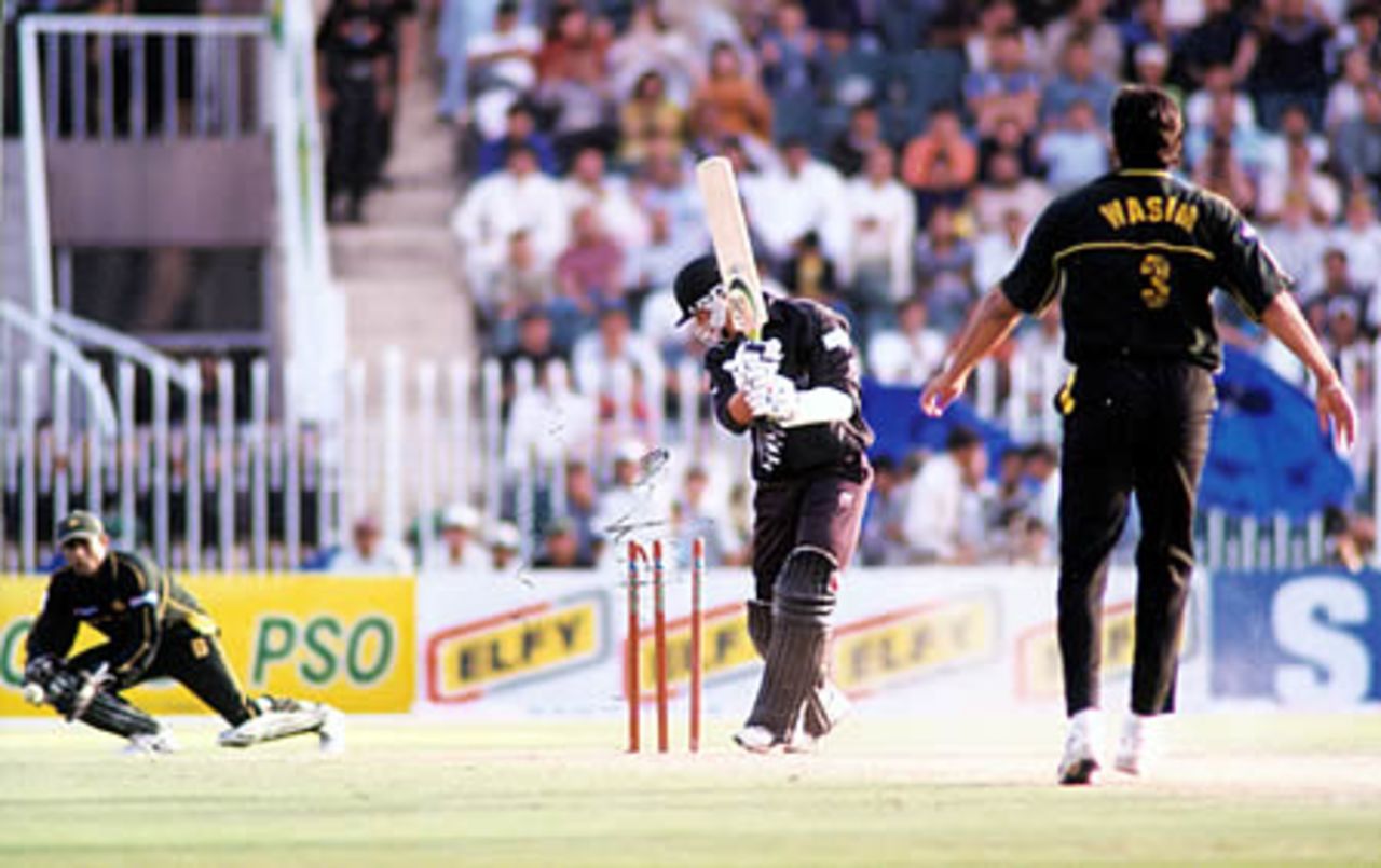 Wasim Akram bowls Andre Adams - 2nd ODI at Rawalpindi, New Zealand v Pakistan, 24 Apr 2002