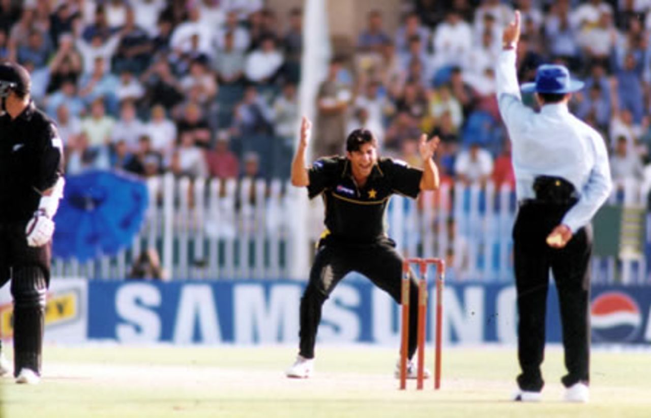 Wasim Akram's appeals for lbw against Matt Horne and umpire Aleem Dar agrees - 2nd ODI at Rawalpindi, New Zealand v Pakistan, 24 Apr 2002