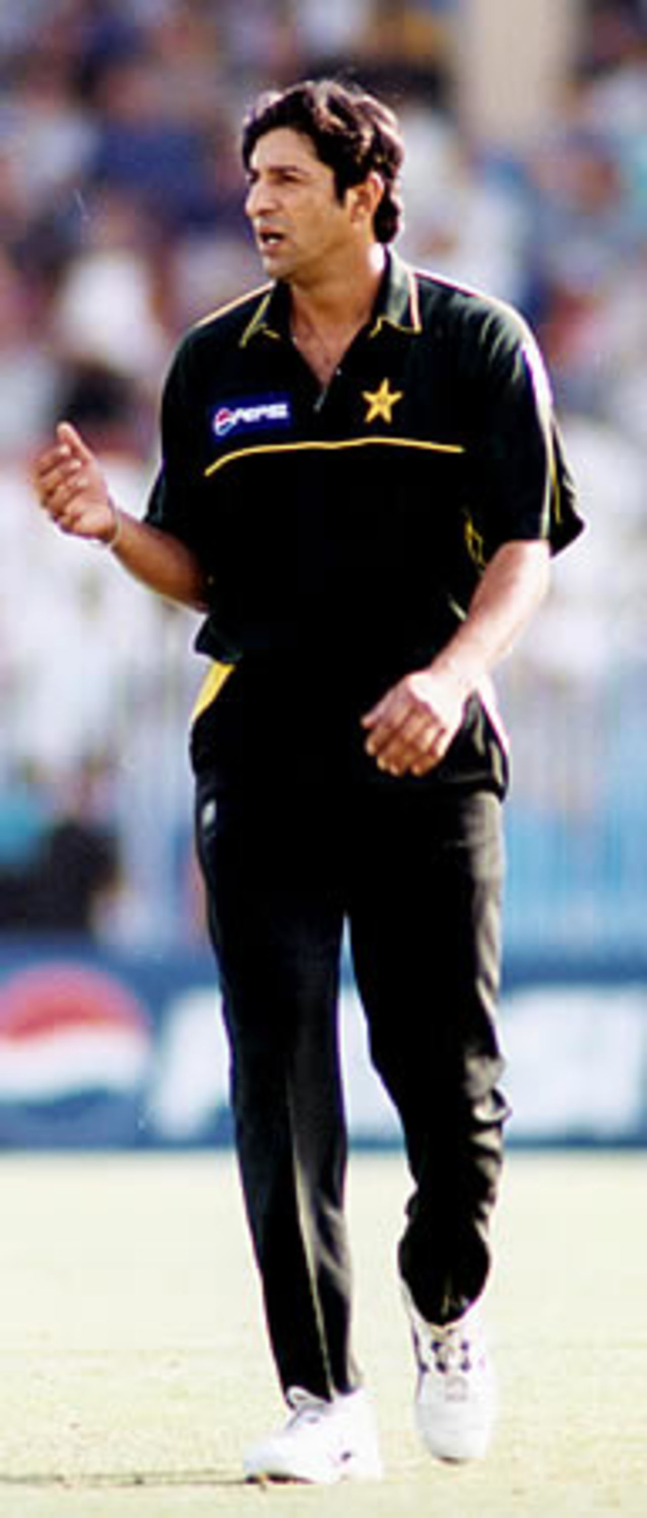 Wasim Akram getting ready to bowl - 2nd ODI at Rawalpindi, New Zealand v Pakistan, 24 Apr 2002