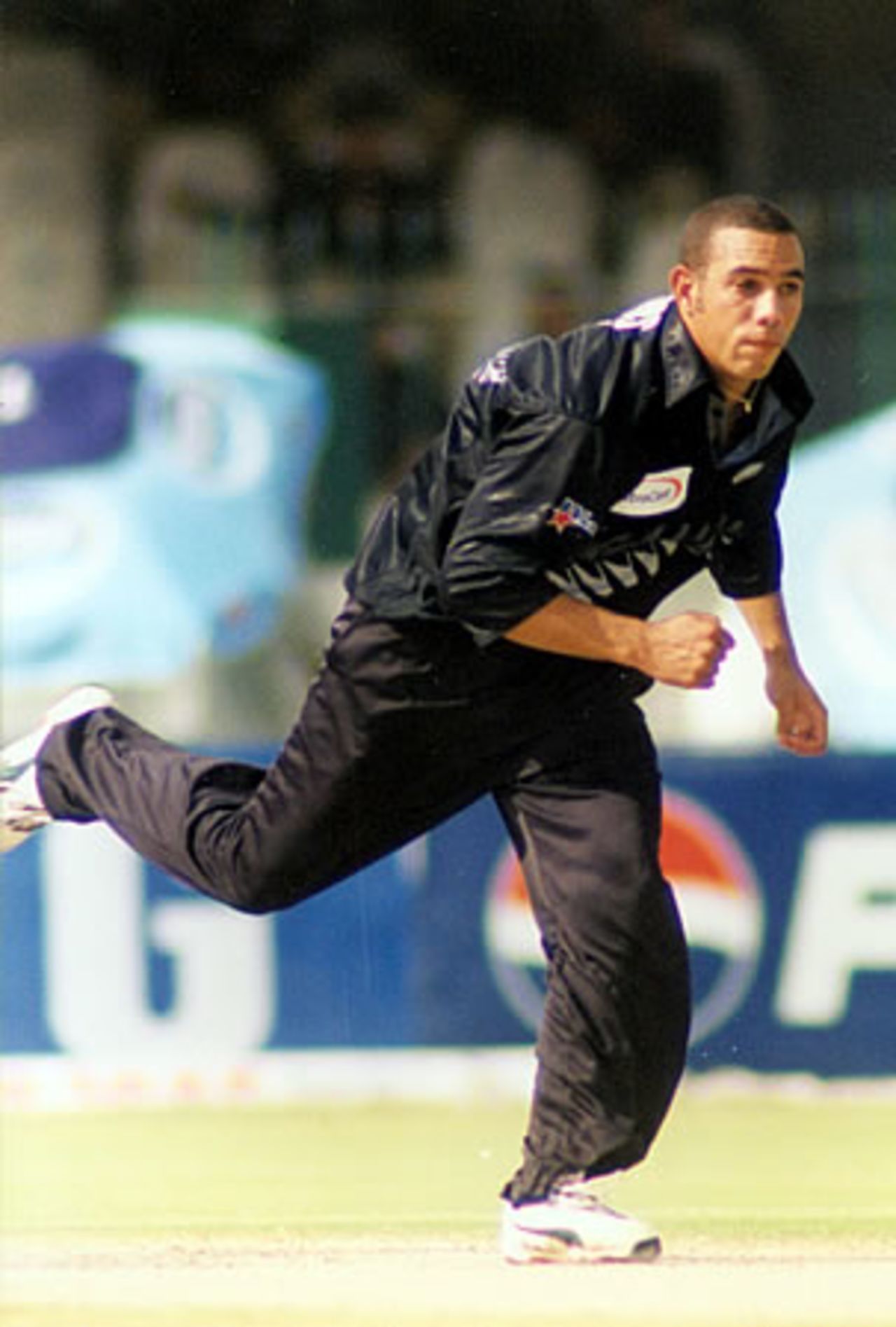 Andre Adams bowling - 3rd ODI at Lahore, New Zealand v Pakistan, 27 Apr 2002