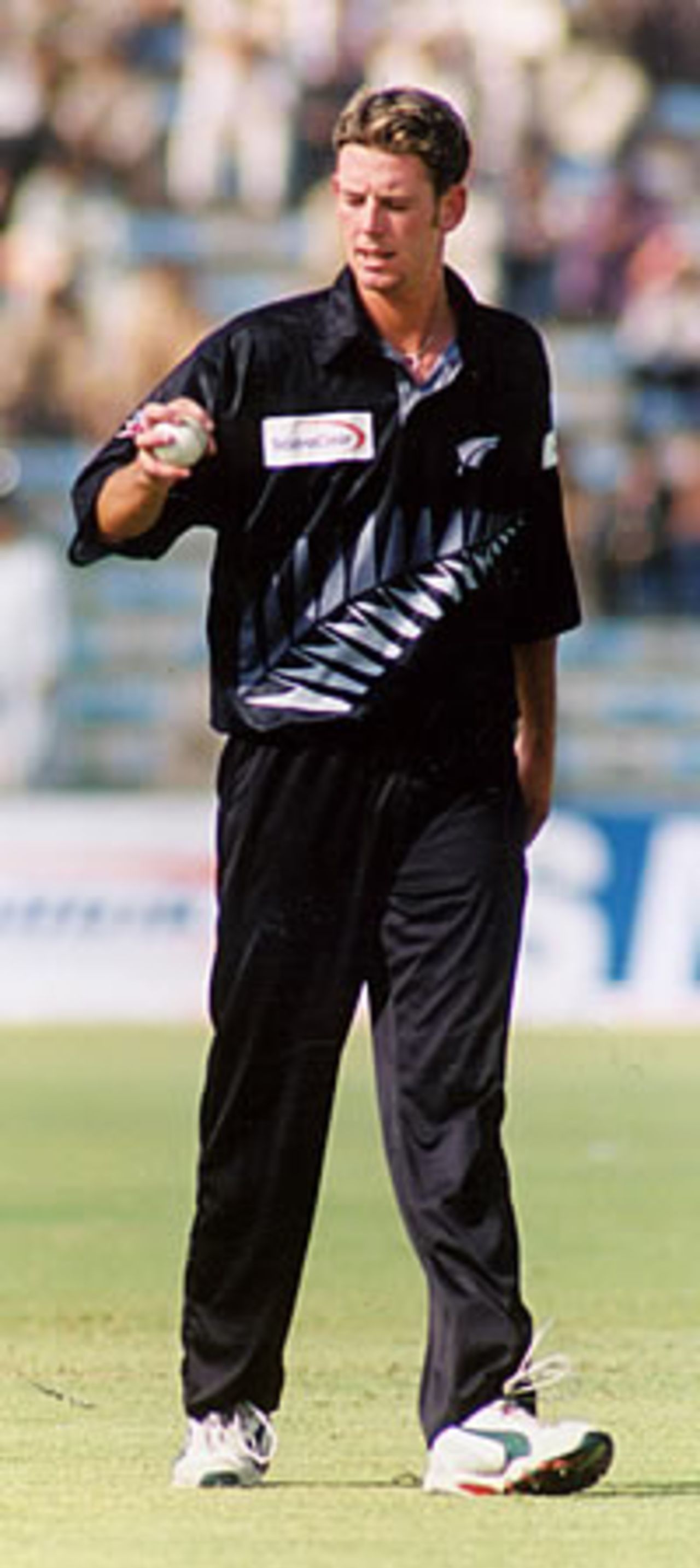 Ian Butler getting ready to bowl - 3rd ODI at Lahore, New Zealand v Pakistan, 27 Apr 2002
