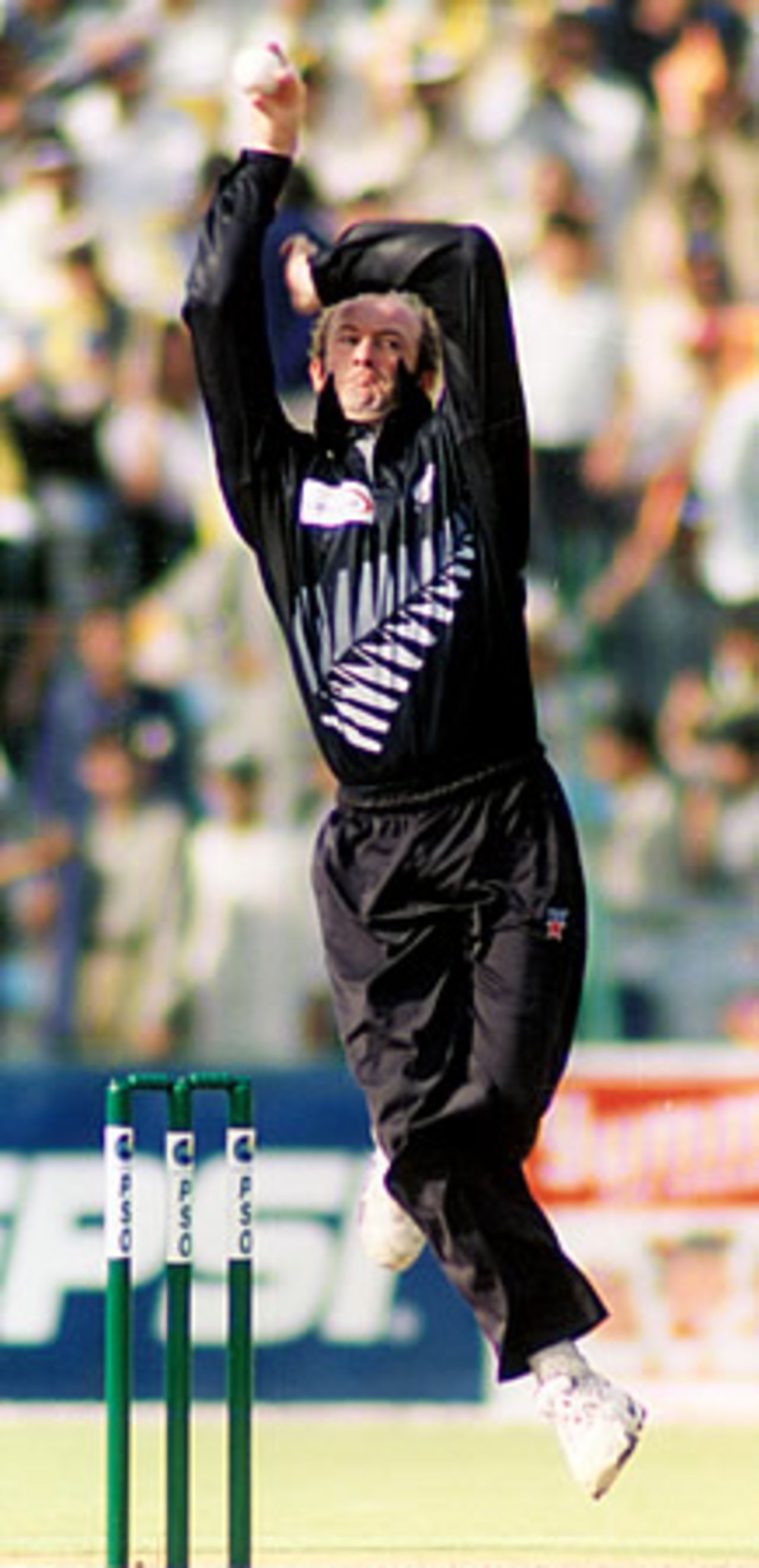 Chris Harris leaps before bowling - 3rd ODI at Lahore, New Zealand v Pakistan, 27 Apr 2002
