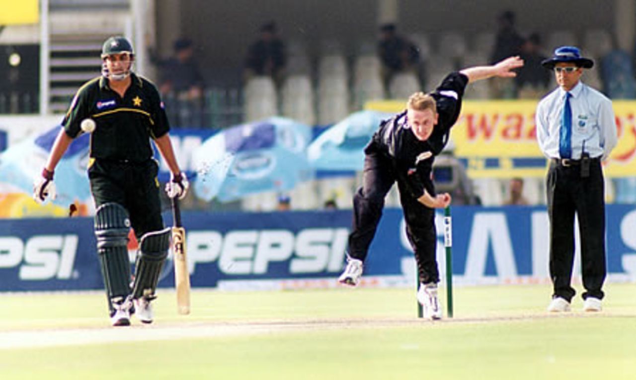 Scott Styris bowling - 3rd ODI at Lahore, New Zealand v Pakistan, 27 Apr 2002