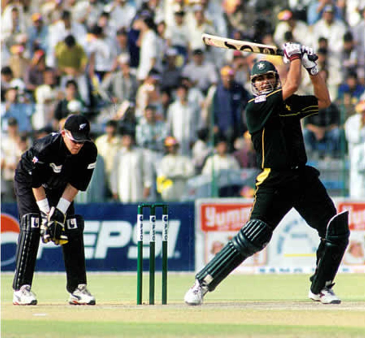 Inzamam cuts through point while Lou Vincent looks down - 3rd ODI at Lahore, New Zealand v Pakistan, 27 Apr 2002