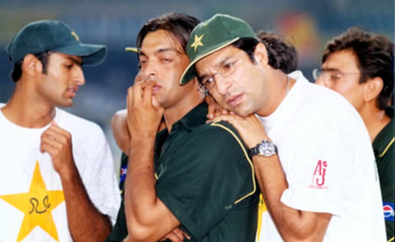 Pakistan team members during the presentation ceremony - 3rd ODI at Lahore, New Zealand v Pakistan, 27 Apr 2002