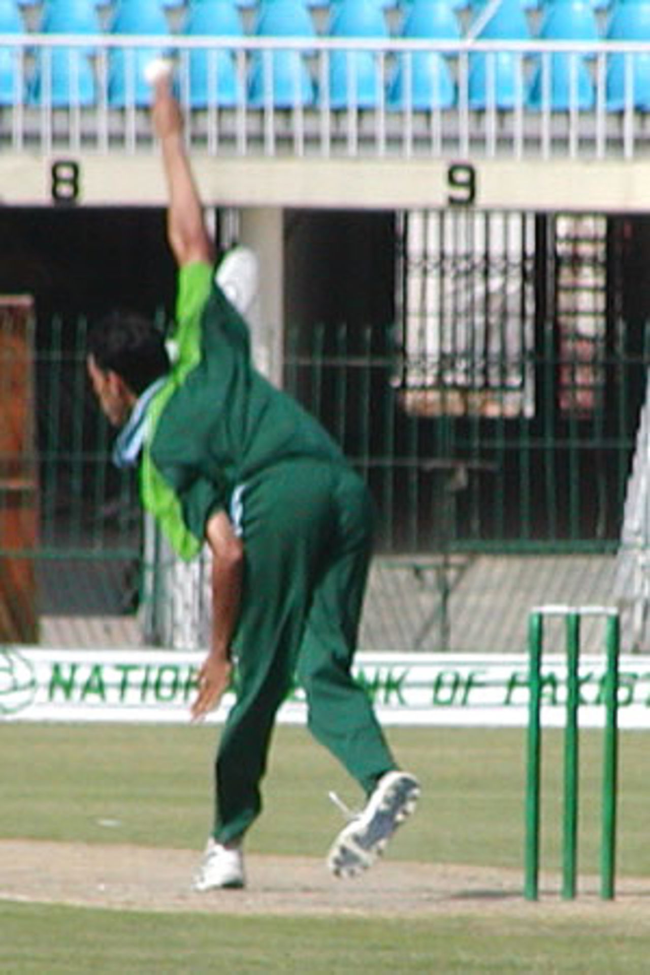 Umar Gul high action back view, NBP Patron's Cup final, Gaddafi Stadium, 31 March 2003