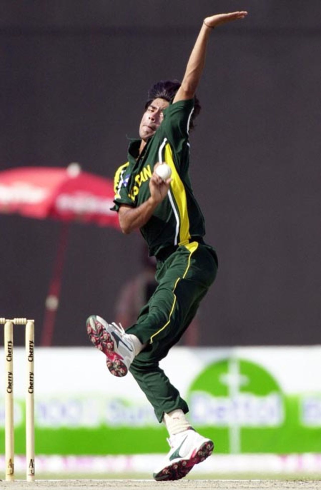 Pakistani pacer Mohammad Sami bowls during his first spell against Zimbabwe during the final match of the Four Nation Sharjah Cricket Tournament, 10 April 2003.