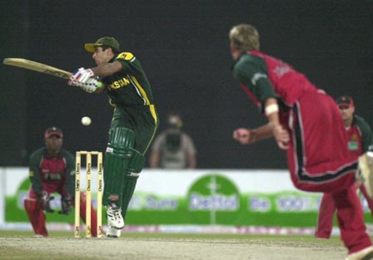 Pakistani opener and Man of the Match Taufeeq Umar (C) tries to hook off Zimbabwe medium pacer Sean Ervine (R) during his unbeaten 81 runs inning in the final of the Four Nation Sharjah Cricket Tournament, 10 April 2003.