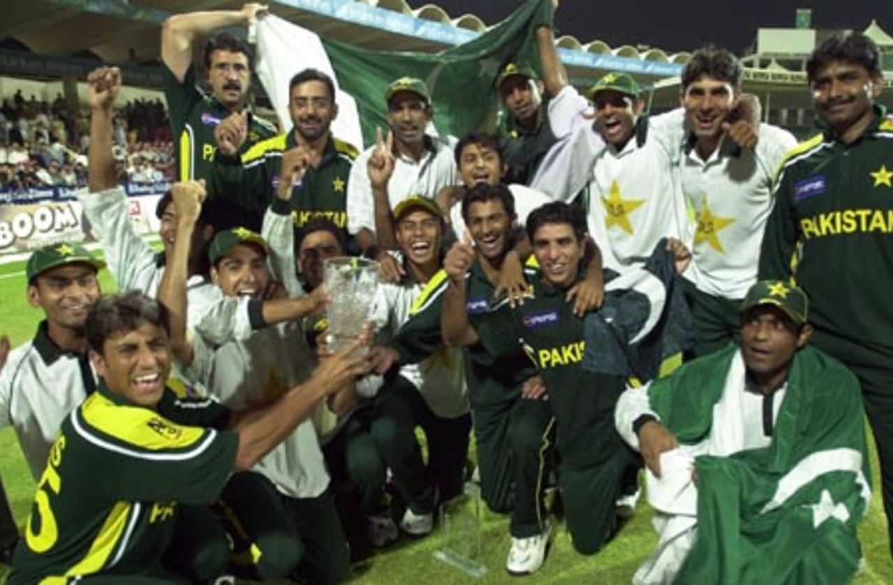 The Pakistani cricket team celebrates their victory in the final of the Four Nation Sharjah Cricket Tournament, 10 April 2003.