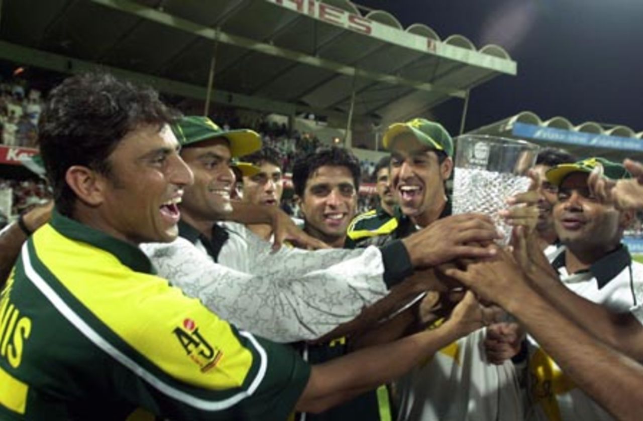 Pakistani Cricket team celebrate their victory over Zimbabwe by lifting the Sharjah Cup 2003 all together in the Four Nation Sharjah Cricket Tournament, 10 April 2003.