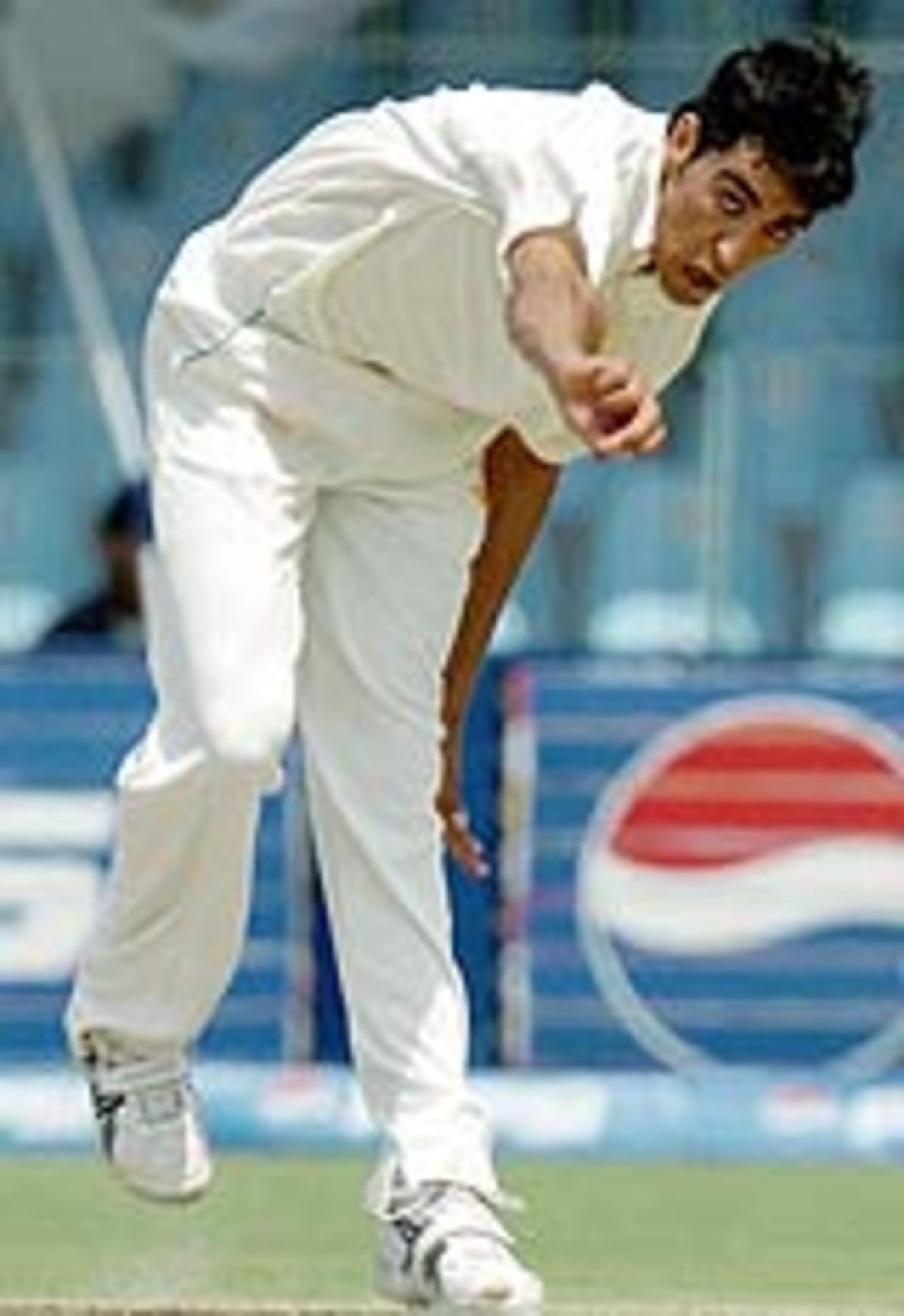 Umar Gul in action, Pakistan v India, 2nd Test, Lahore, 1st day, April 5, 2004